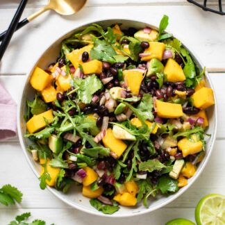 Schwarze Bohnen Salat mit Avocado und Mango