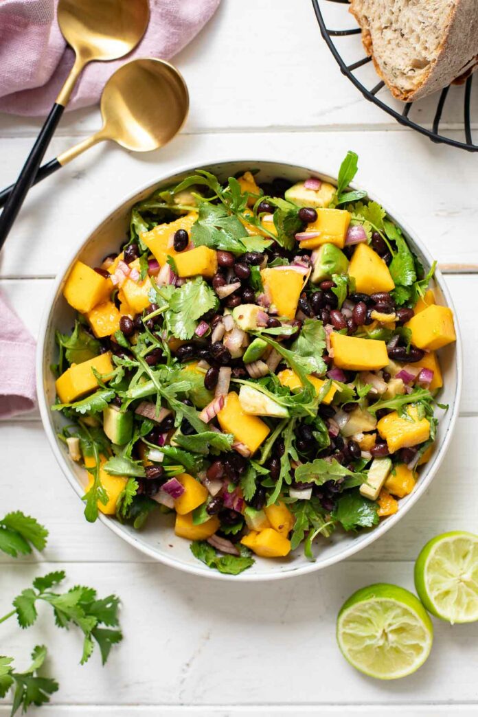 Schwarze Bohnen Salat mit Avocado und Mango