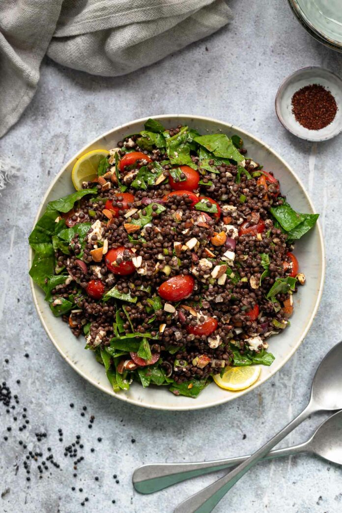 Beluga Linsensalat mit Spinat, Feta, Mandeln und orientalischem Dressing Rezept