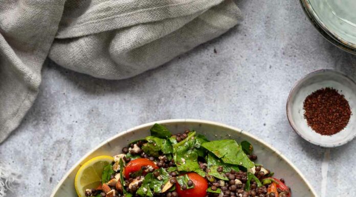 Beluga Linsensalat mit Spinat, Feta, Mandeln und orientalischem Dressing Rezept