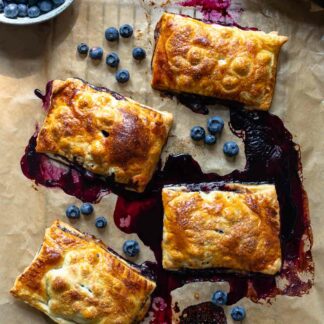 Blätterteigtaschen mit Heidelbeeren – Mini Blaubeer-Pies Rezept