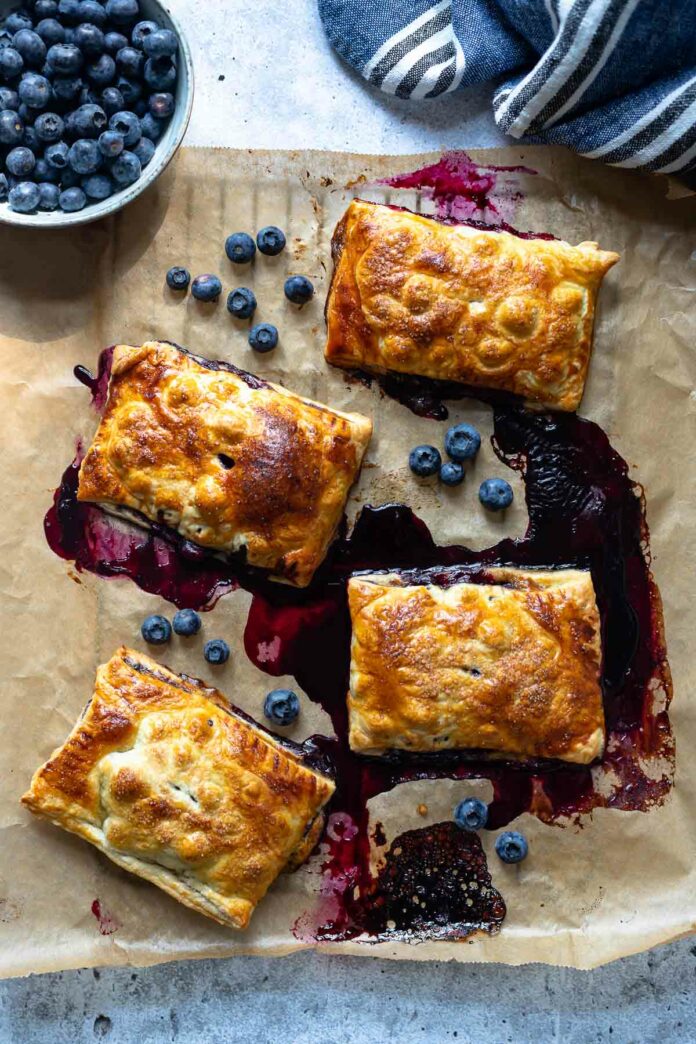 Blätterteigtaschen mit Heidelbeeren – Mini Blaubeer-Pies