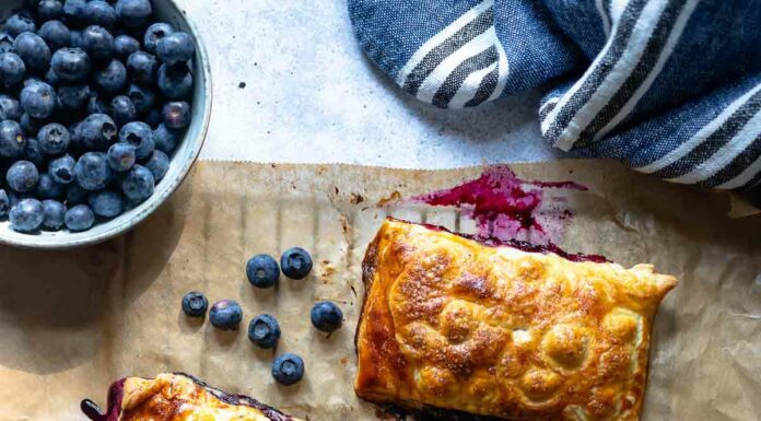 Blätterteigtaschen mit Heidelbeeren – Mini Blaubeer-Pies Rezept