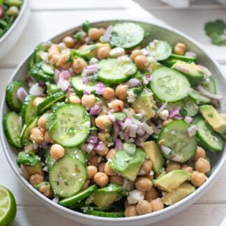 Gurkensalat mit Feta und Kichererbsen 