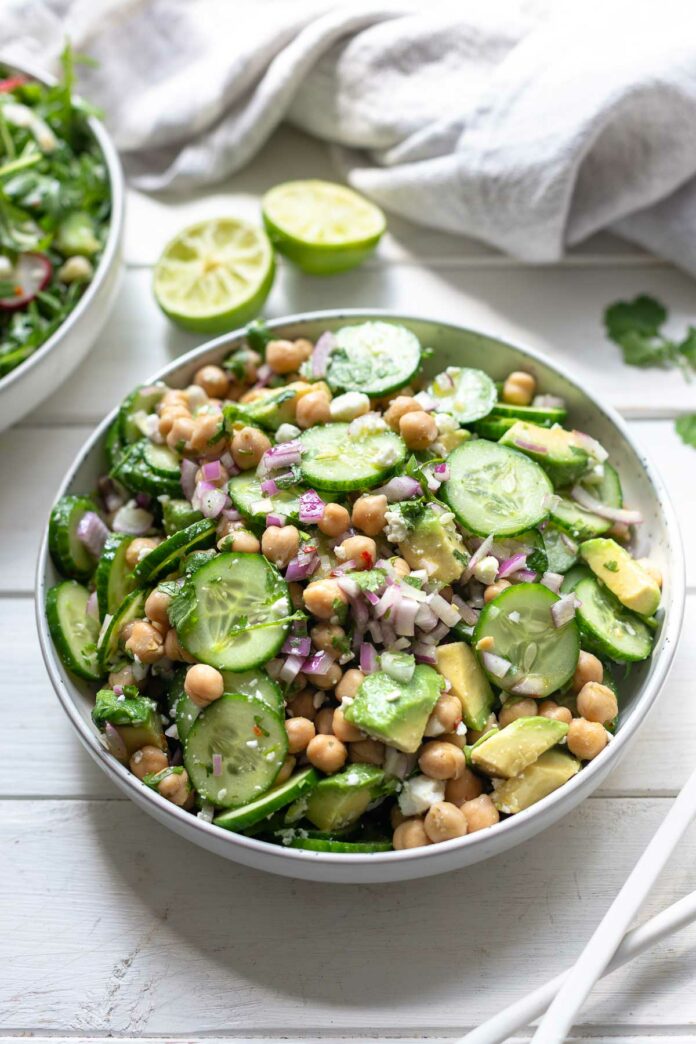 Gurkensalat mit Feta und Kichererbsen 