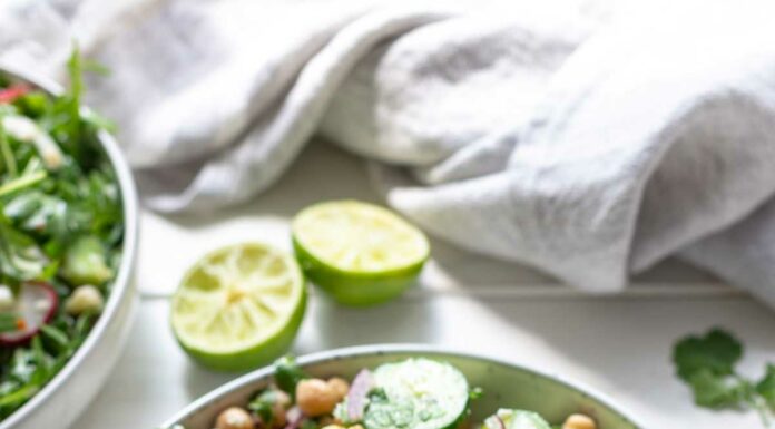 Gurkensalat mit Feta und Kichererbsen 