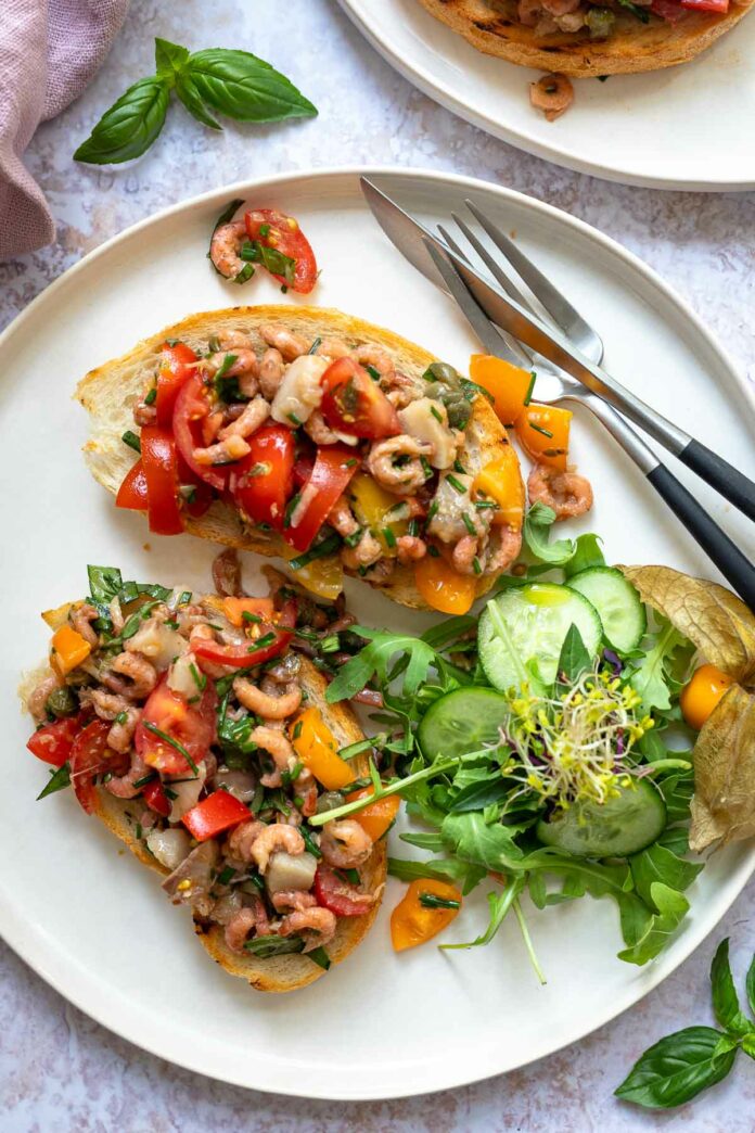 Krabben-Bruschetta mit Mtajes, Tomato, Basilikum und Kapern