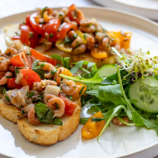 Krabben-Bruschetta mit Mtajes, Tomato, Basilikum und Kapern