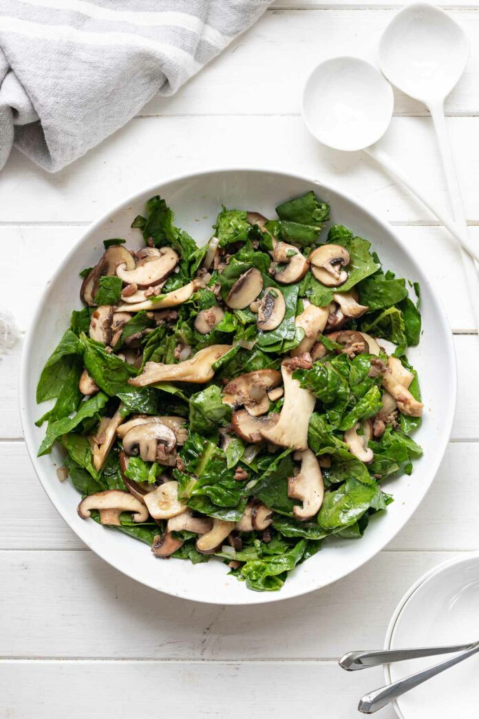 Warmer Spinatsalat mit gebratenen Pilzen