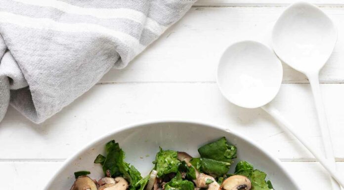 Warmer Spinatsalat mit gebratenen Pilzen