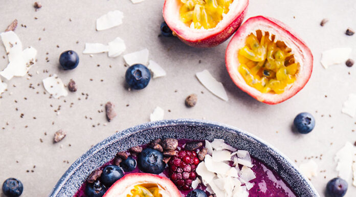 Gesunde Super Beeren - acai smoothie bowl