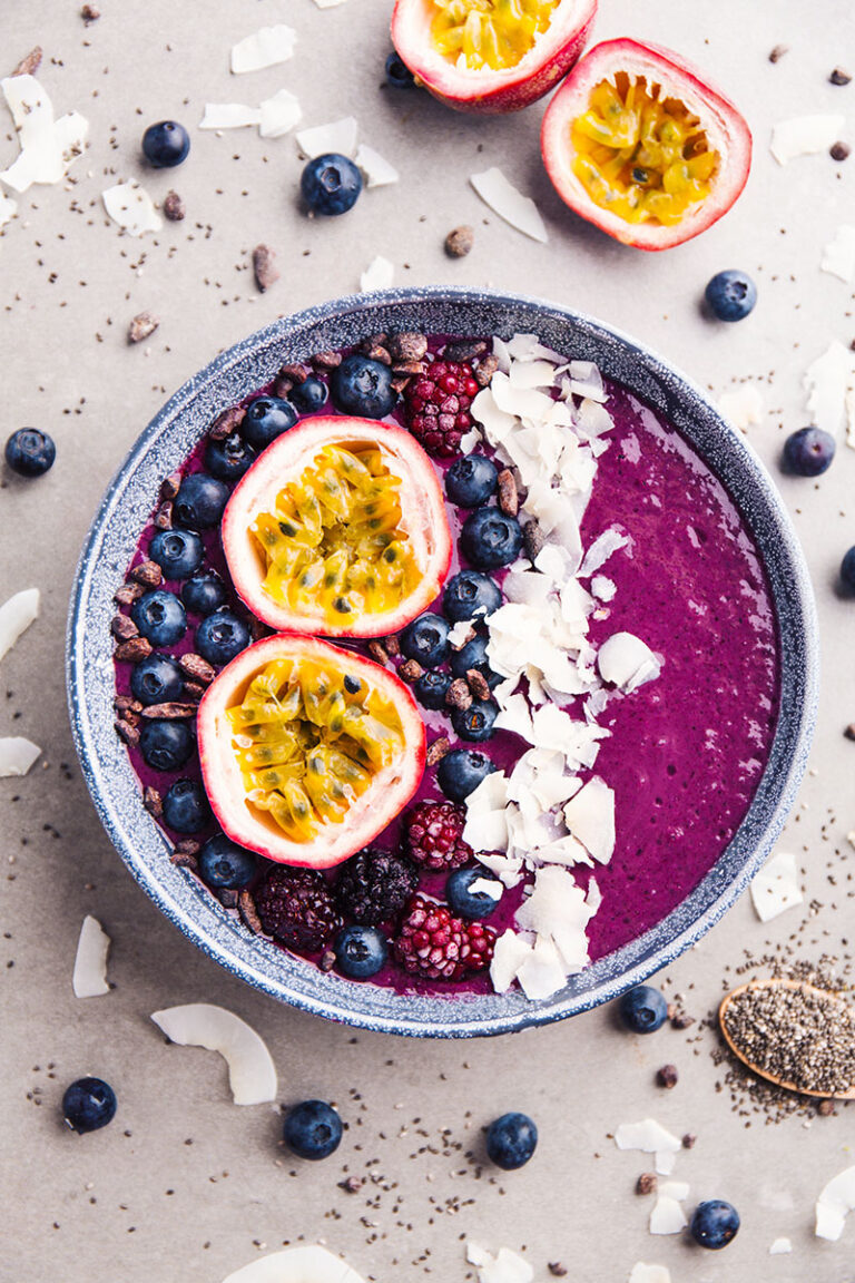 Gesunde Super Beeren - acai smoothie bowl