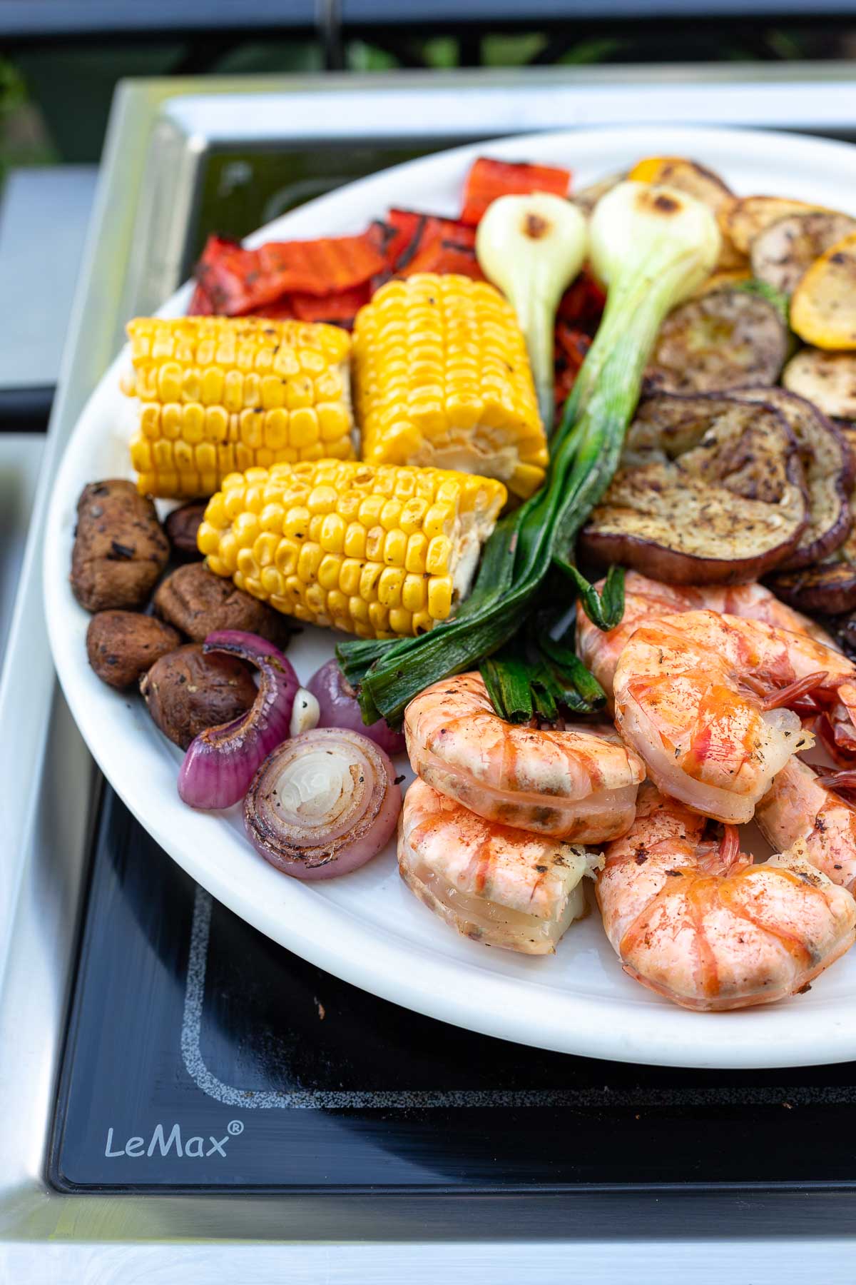 Gegrillte Gemüseplatte mit Riesengarnelen