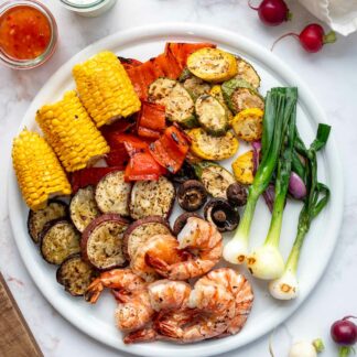 Gegrillte Gemüseplatte mit Riesengarnelen