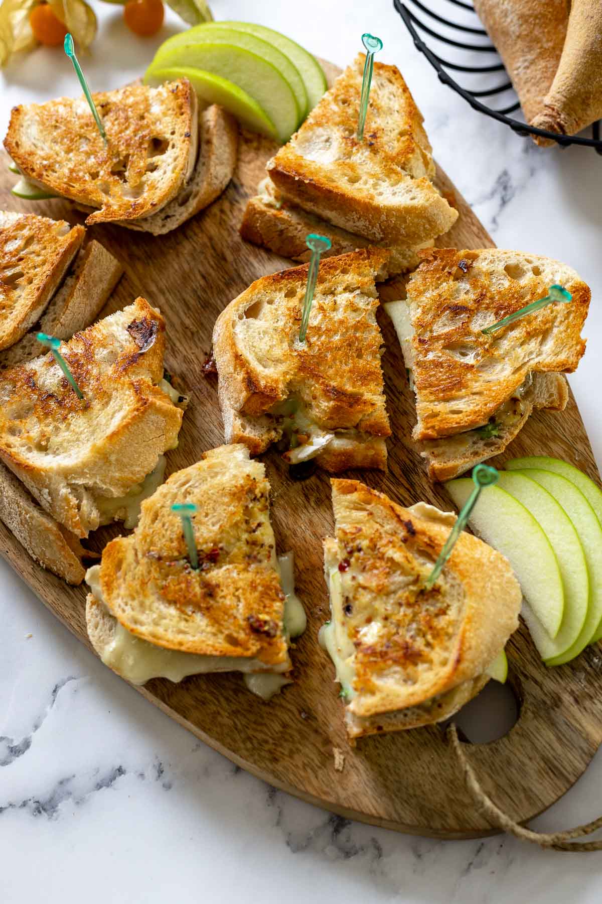 Gegrillter Käse-Sandwich mit Brie, Apfel &amp; Honig-Senf | Elle Republic