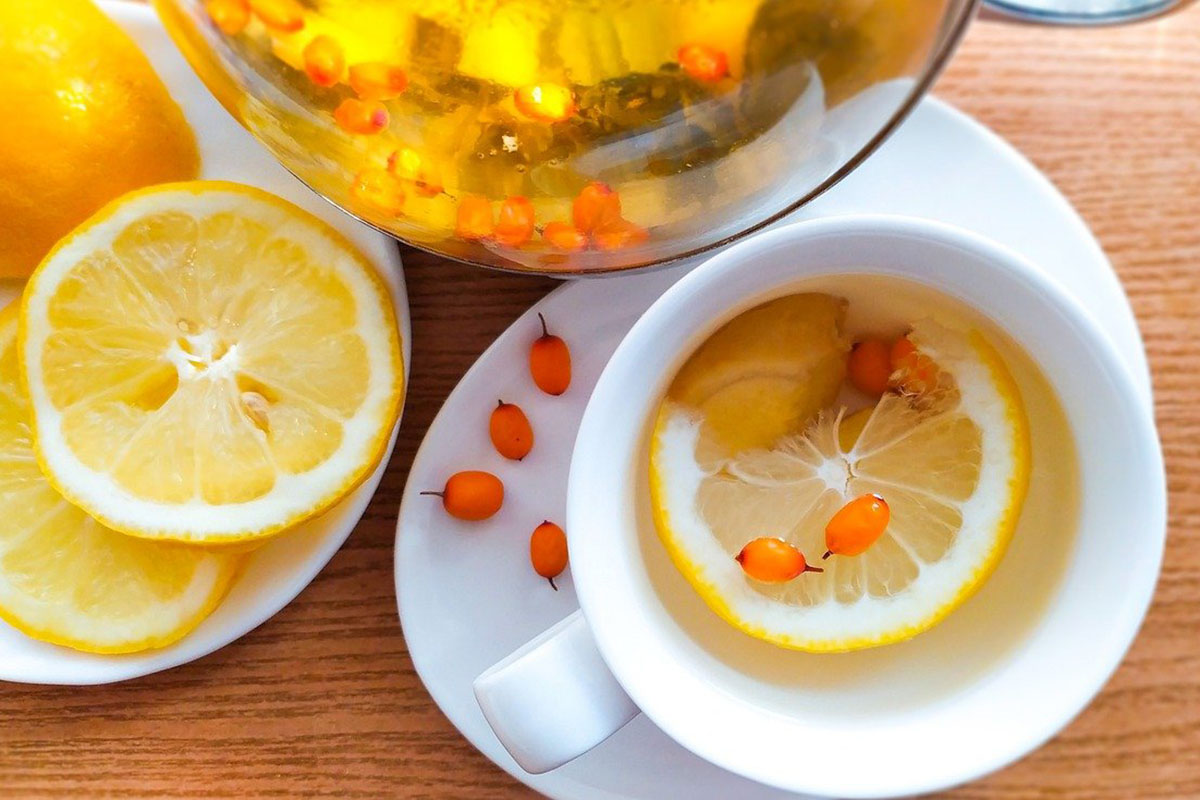 Gesunde Super Beeren: Frische Sandorn Tee mit Zitrone
