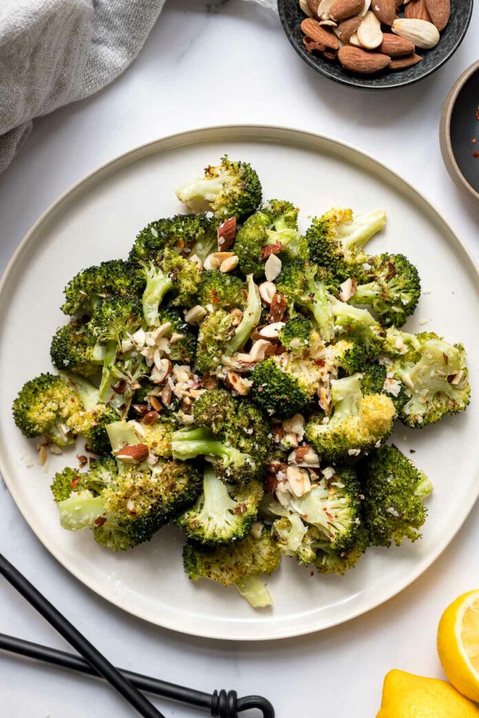 Gerösteter Brokkoli mit Zitrone, Parmesan und Mandeln  Rezept