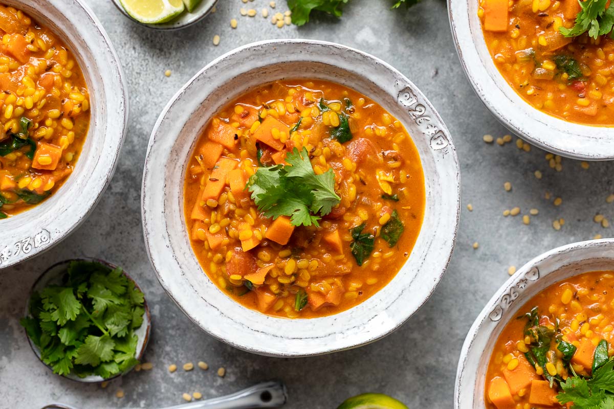 halbierte Mung Bohnen Suppe mit Süßkartoffel und Kokosmilch Rezept