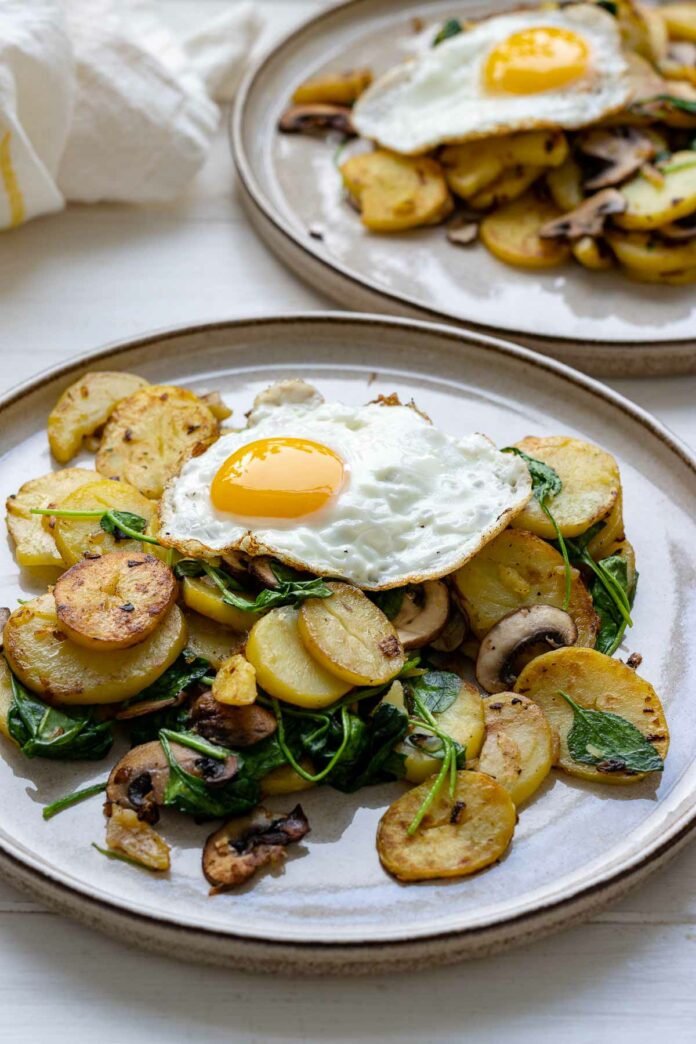 Bratkartoffeln mit Spiegelei, Pilze und Spinat Rezept