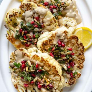 Blumenkohl-Steaks mit Tahini-Sauce und Kapern-Salsa