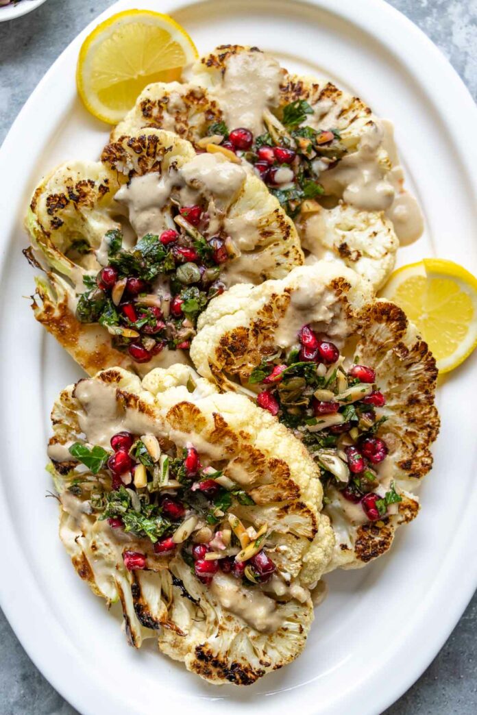 Blumenkohl-Steaks mit Tahini-Sauce und Kapern-Salsa