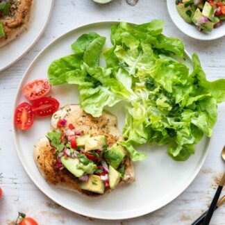 Gegrillte Hähnchenbrust mit Avocado-Salsa