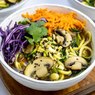 Vegane Ramen-Suppe mit Zoodles (Einfach & Schnell)