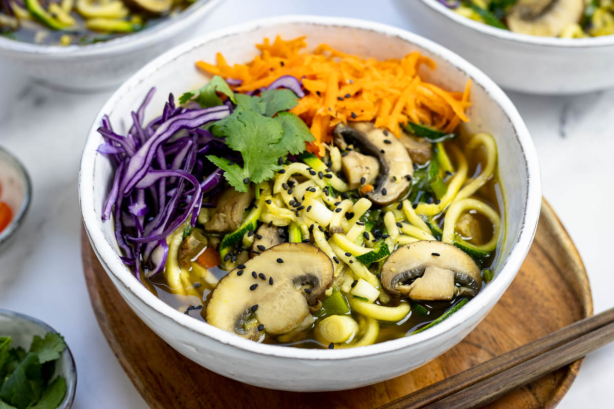 Vegane Ramen-Suppe mit Zoodles (Einfach & Schnell)