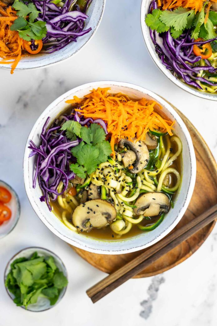 Vegane Ramen-Suppe mit Zoodles (Einfach & Schnell)