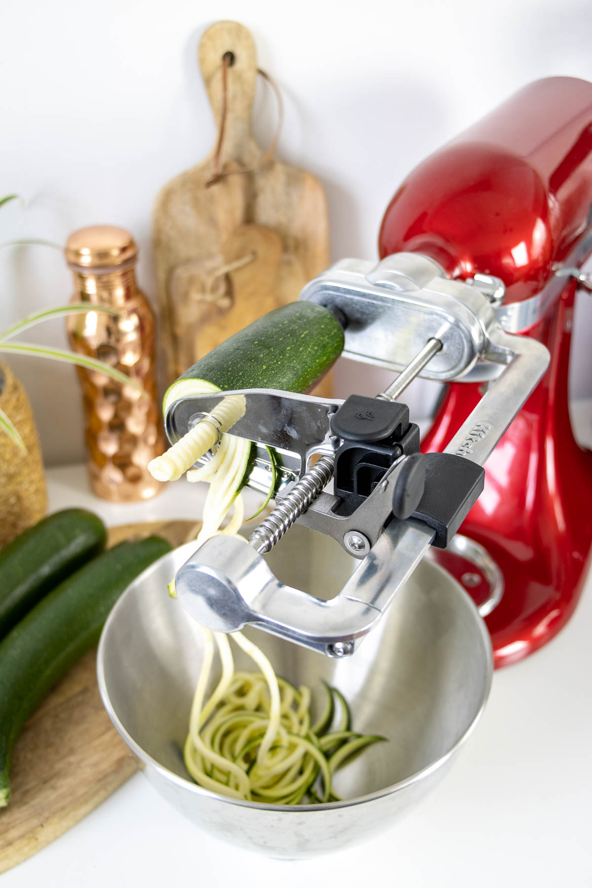 Kitchenaid mit Spiralizer für Zutaten und Spiralizer für Zutaten für Vegane Ramen-Suppe mit Zoodles Rezept