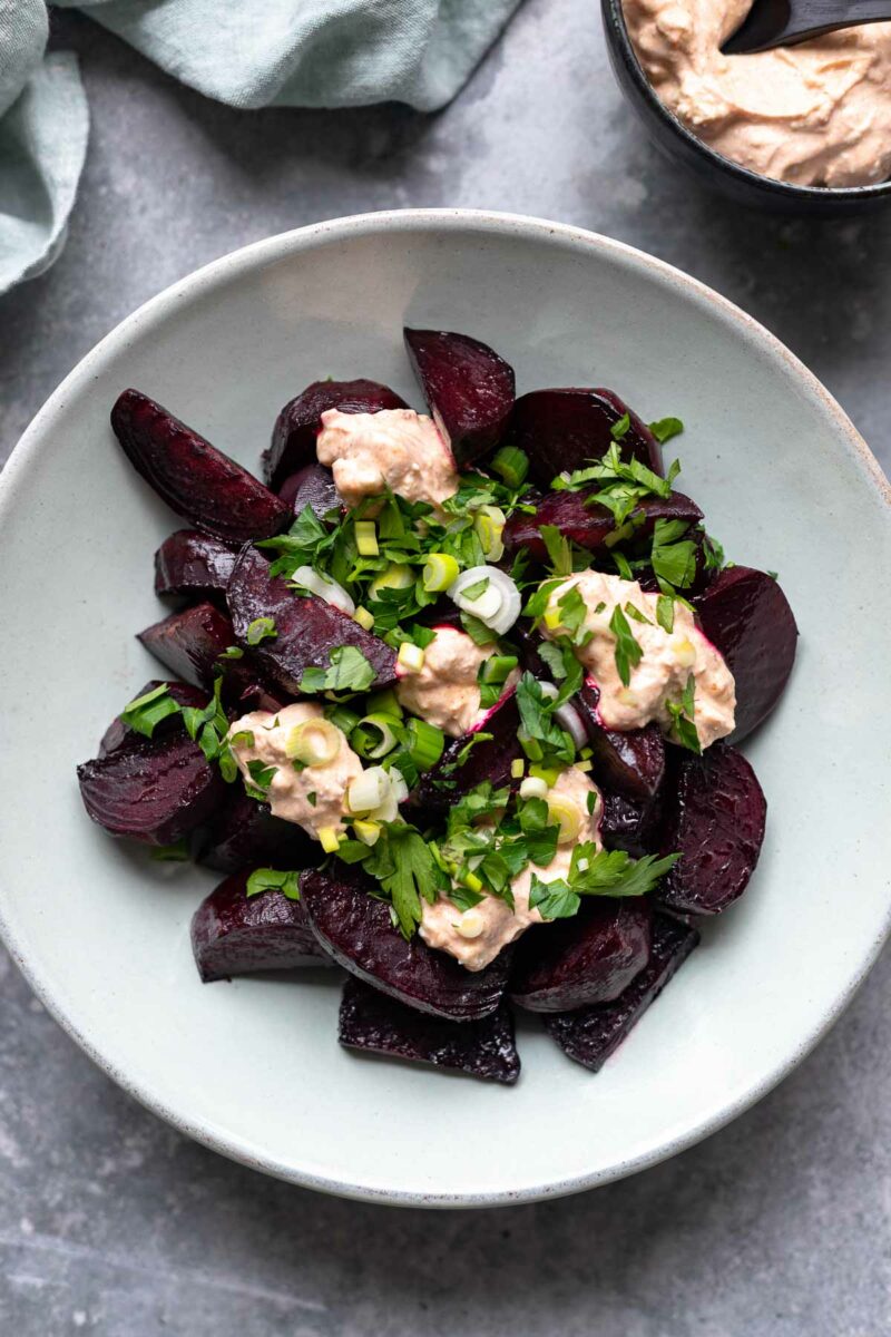 Geröstete Rote Bete Salat mit Harissa Joghurt | Elle Republic Geröstete Rote Bete Salat mit Harissa Joghurt | Elle Republic