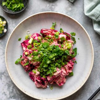 Geröstete Rote Bete Salat mit Harissa Joghurt Dressing