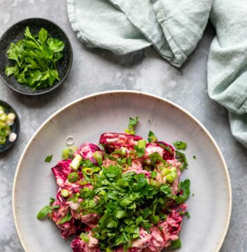 Geröstete Rote Bete Salat mit Harissa Joghurt Dressing