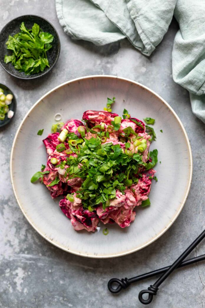 Geröstete Rote Bete Salat mit Harissa Joghurt Dressing