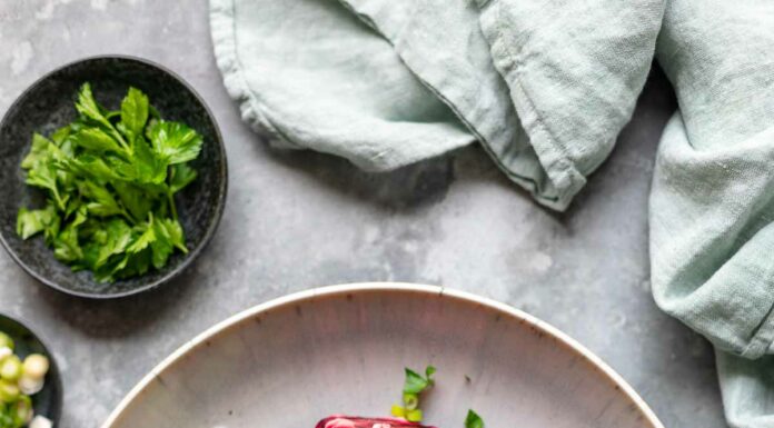 Geröstete Rote Bete Salat mit Harissa Joghurt Dressing