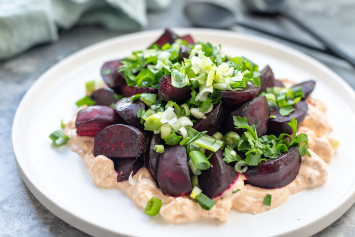 Geröstete Rote Bete Salat mit Harissa Joghurt | Elle Republic