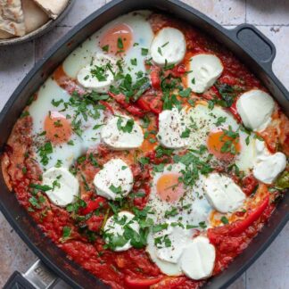 Shakshuka mit Ziegenkäse und Harissa