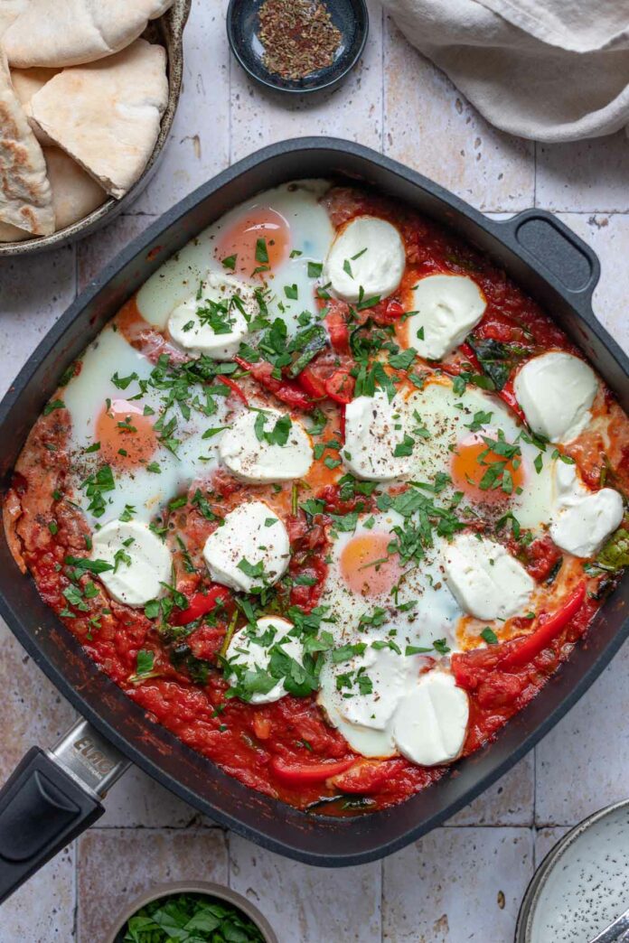 Shakshuka mit Ziegenkäse und Harissa