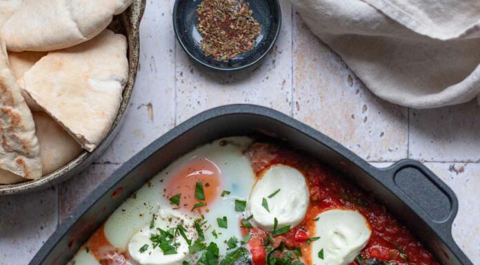 Shakshuka mit Ziegenkäse und Harissa