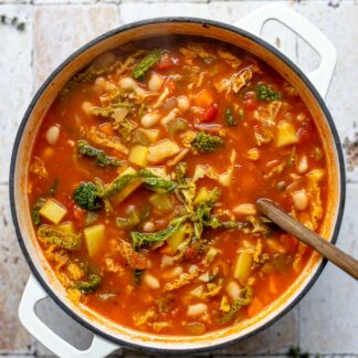 Gemüsesuppe mit weißen Bohnen