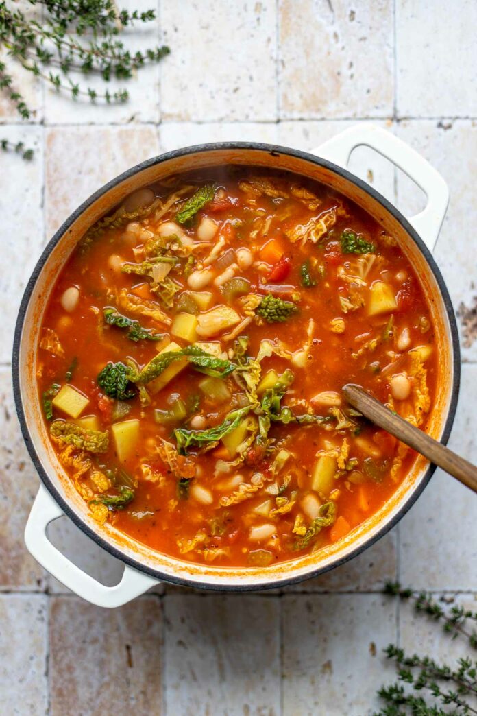 Gemüsesuppe mit weißen Bohnen