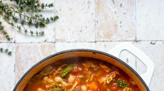 Gemüsesuppe mit weißen Bohnen