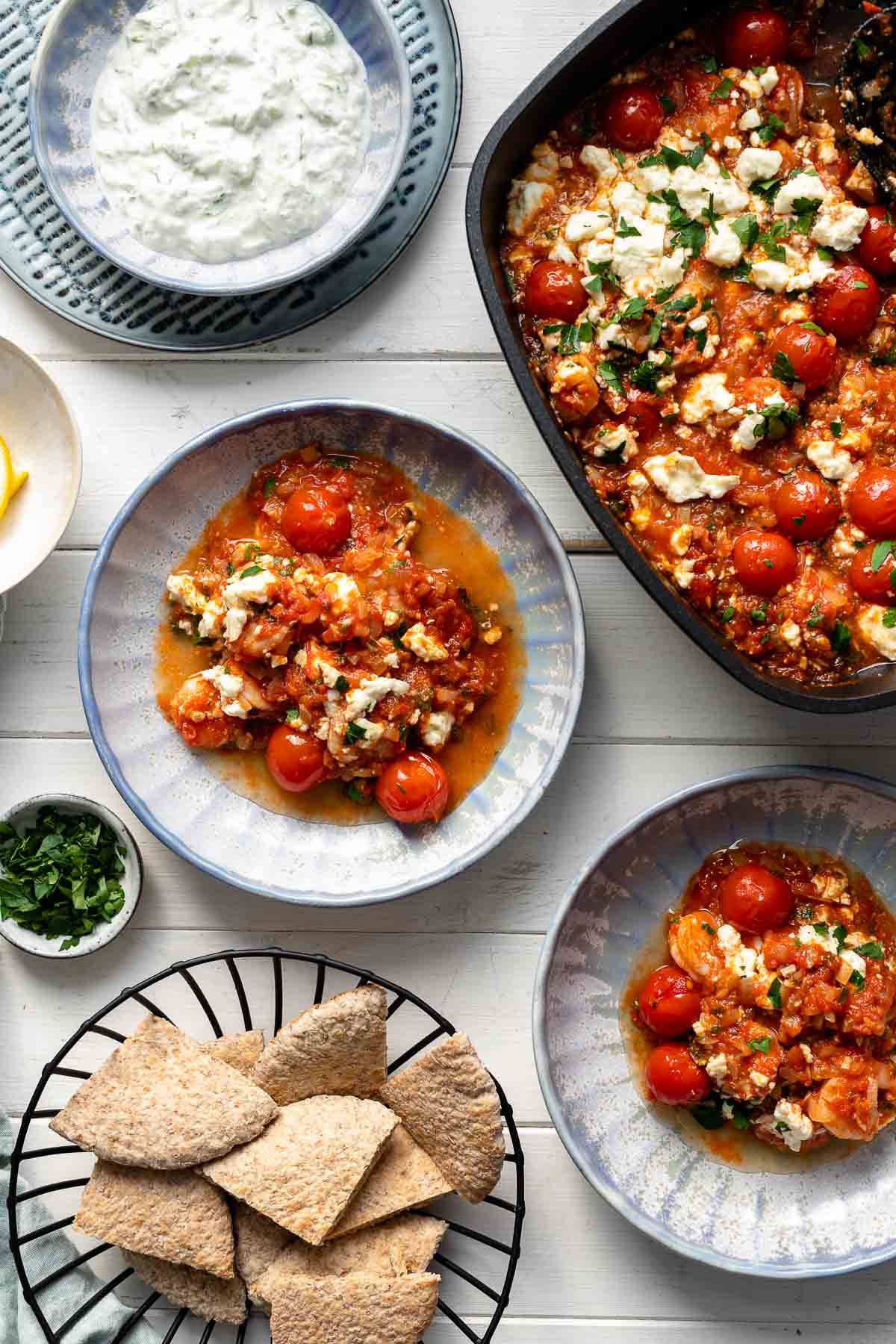 Griechisches Garnelen-Saganaki mit Tomaten und Feta