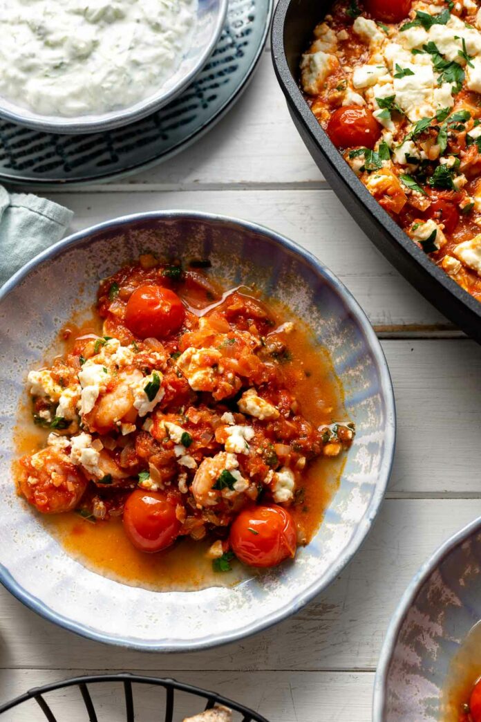 Griechisches Garnelen-Saganaki mit Tomaten und Feta