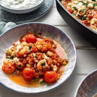 Griechisches Garnelen-Saganaki mit Tomaten und Feta