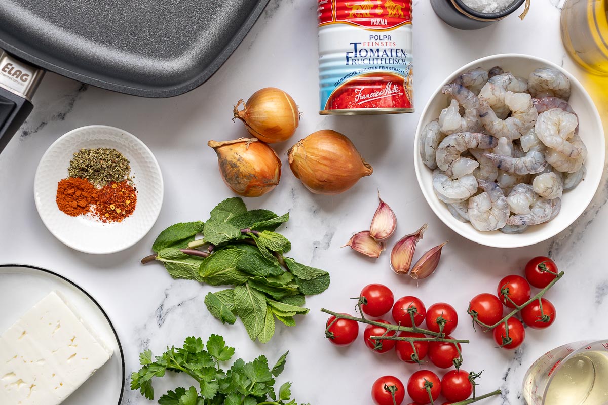 Zutaten für Griechisches Garnelen-Saganaki mit Tomaten und Feta
