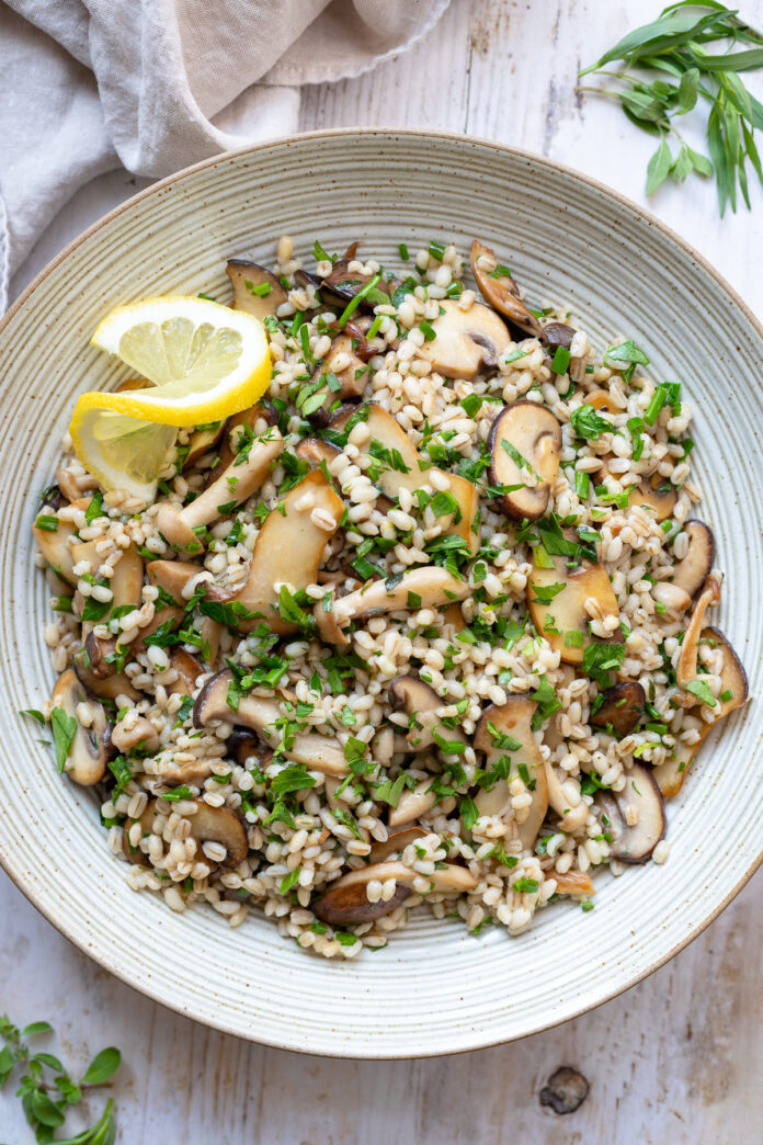 Warmer Pilzsalat mit Gerste und Kräutern Rezept