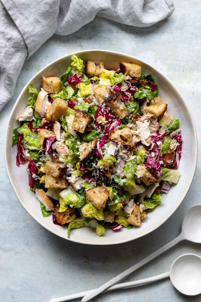 Klassischer Caesar Salad mit Hähnchen Rezept