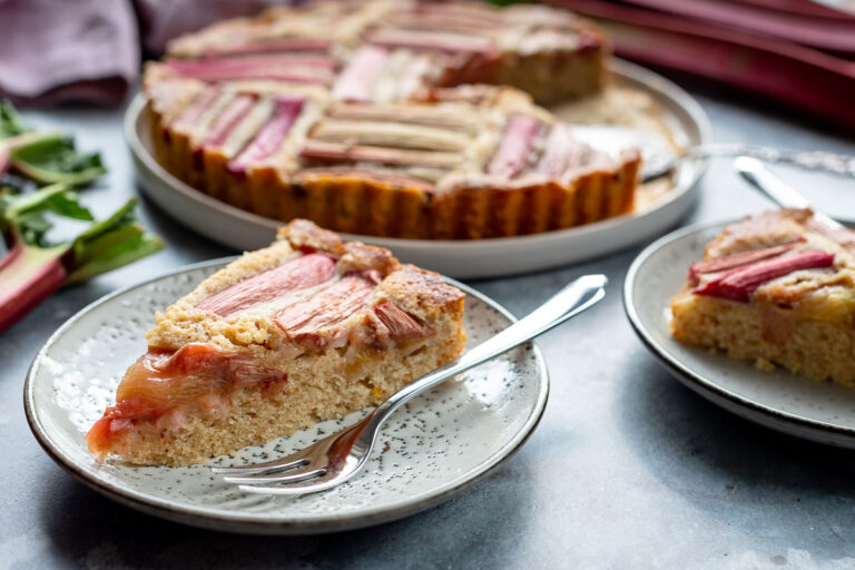 Rhabarberkuchen mit Mandeln und Buttermilch | Rezept | Elle Republic