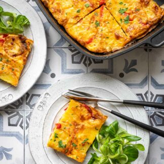 Tortilla Española (Spanische Tortilla) mit roter Paprika